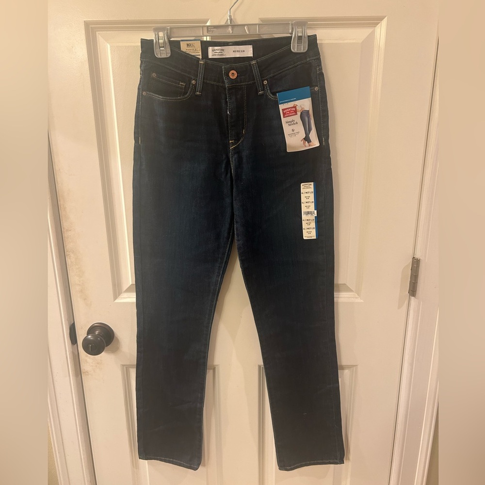 NWT Women’s Signature Levi Jeans Size 4L. W27 L32